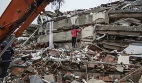 La emergencia que ha dejado cerca de 6 mil edificios derrumbados sólo en Turquía.