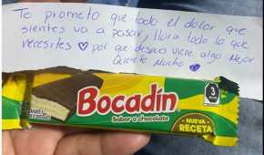 Un joven recibió un chocolate y una nota, pues estaba llorando por el fallecimiento de su padre