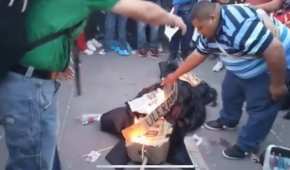Las personas destrozaron la piñata mientras gritaban “Fuego, fuego”, “¡Fuera Piña, fuera Piña!”