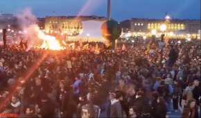 Miles de personas se congregaron en la Plaza de la Concordia