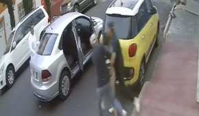 En el video se observa que la mujer se resiste a ser llevada en el automóvil