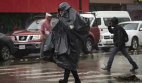 Autoridades capitalinas pidieron a la población portar paraguas e impermeables