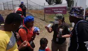Trabajadores de INM se encargan de recibir a los migrantes en los diversos centros de apoyo