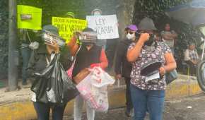 Un grupo de mujeres portó trastes para exigir que Canek Vázquez pague la pensión