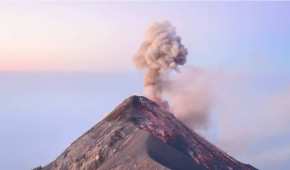 Hizo erupción; los pobladores están alertas por la actividad