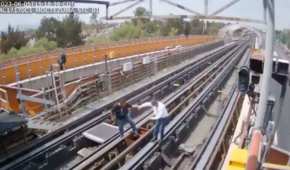 Según el Metro los inspectores descendieron a la zona de vías y sufrieron una caída