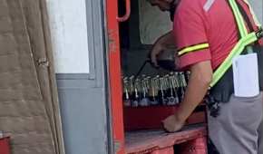 A través de TikTok se revelaron imágenes del trabajador de la refresquera manipulando botellas de refresco