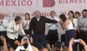 La alcaldesa tomó la mano del Presidente y la besó