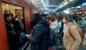 Personas se esperan hasta 20 minutos en los andenes para abordar un tren