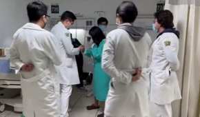 Los jóvenes doctores rodearon a la paciente para bailar su vals