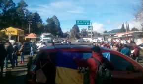 Comuneros bloquean el paso con automóviles y cartulinas