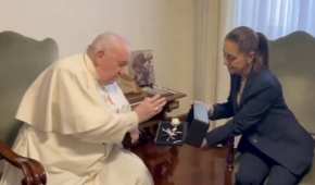 El Papa bendijo la rosa que sostenía la aspirante presidencial