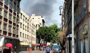 Desde calles aledañas y hasta el Centro Histórico ha sido visible la columna de humo por el incendio