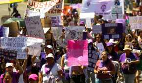 Con pancartas y pañuelos, mujeres alzan la voz en la CDMX