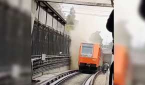 El tren era atendido ante el evidente humo