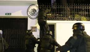 Los policías de Ecuador entraron rompiendo vidrios y ventanas
