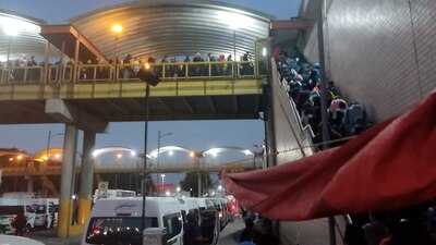 Las personas hacen fila para entrar a la fila del Metro