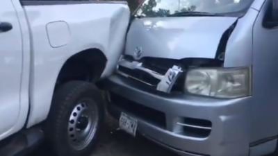 El vehículo quedó estampado contra otros cuatro