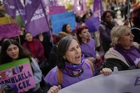 8M: Mujeres pintan de morado las calles de Europa para conmemorar el Día Internacional de la Mujer