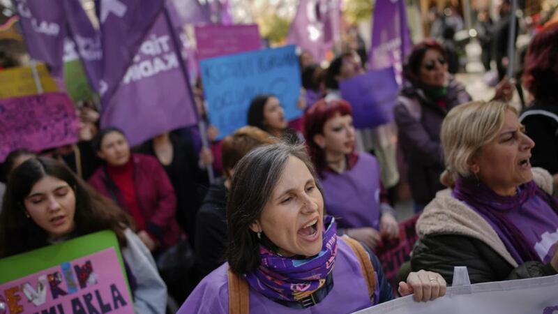 8M: Mujeres pintan de morado las calles de Europa para conmemorar el Día Internacional de la Mujer