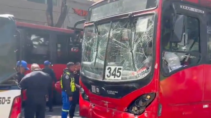 Choque entre 2 unidades del Metrobús deja 16 personas lesionadas sobre Insurgentes Sur