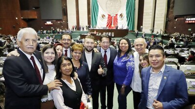 Poncho Lizárraga (centro, de tenis blancos) junto a diputados de Morena