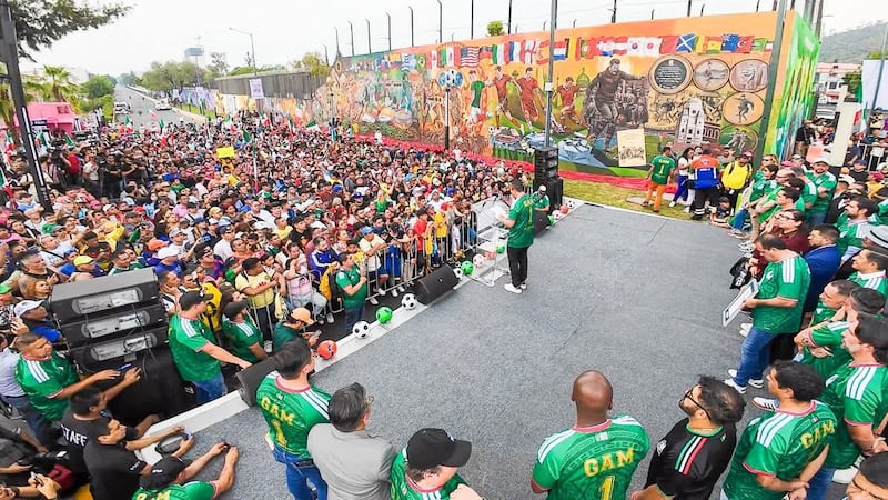 GAM obtiene Récord Guinness por mural sobre la historia del futbol en México