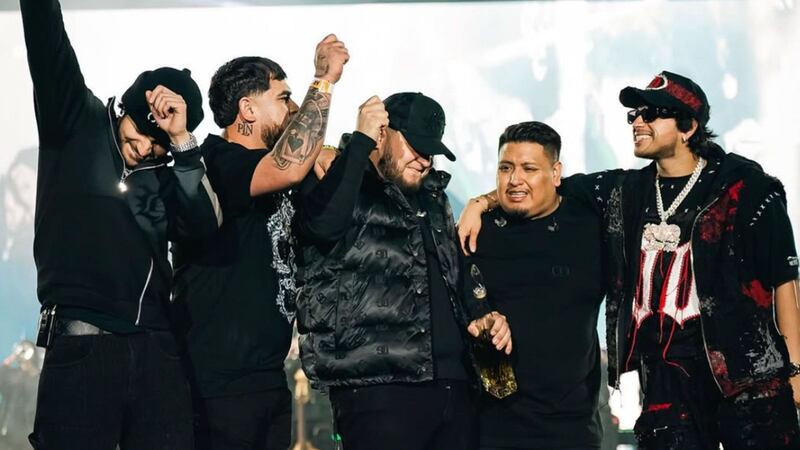 ¡Qué elegancia la de Francia! Fuerza Regida ameniza pasarela del París Fashion Week