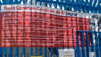 Un contigente marcha hacia el Instituto de Investigaciones Jurídicas de la UNAM