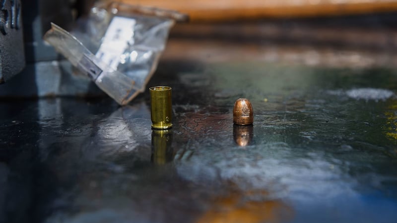 Muere adolescente en Sinaloa tras recibir una bala perdida mientras él trabajaba