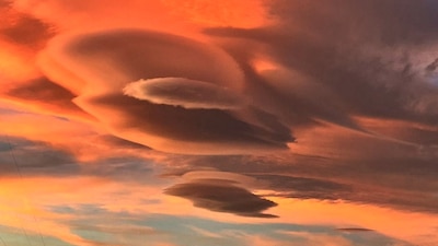 Las nubes se acompañaron de coloridos tonos naranja y rosa