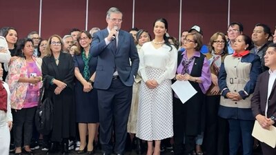 El exaspirante a la Presidencia, aseveró que se queda en Morena