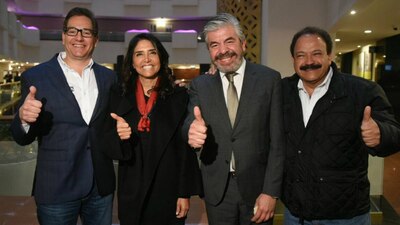Salomón Chertorivski, Alejandra Barrales, Raúl Flores y Armando Ahued tras revelar los resultados de la encuesta del PRD