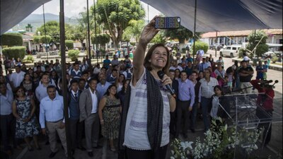 La esposa del expresidente Felipe Calderón quiere que el PAN regrese a Los Pinos con ella