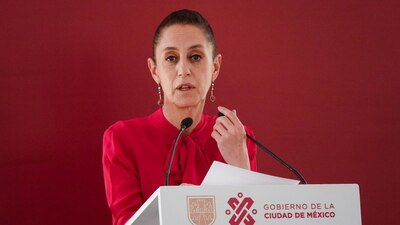 El INE determinó que la mandataria difundió propaganda cuando se encuentra el proceso de prohibición.