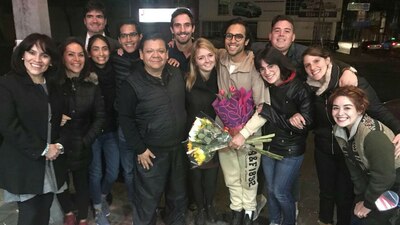 El actor Axel Arenas (centro, de café claro y lentes) luego de ser liberado en la Ciudad de México