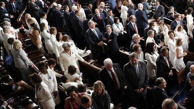 Anoche, durante el discurso de Trump, las legisladoras demócratas vistieron de blanco