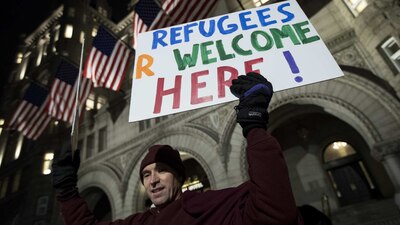 Miles de personas han protestado en EU contra la medida de Trump