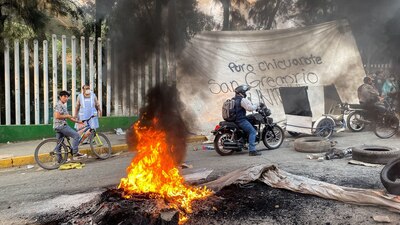 Con fogatas, los vecinos de San Gregorio cerraron vialidades para protestar.