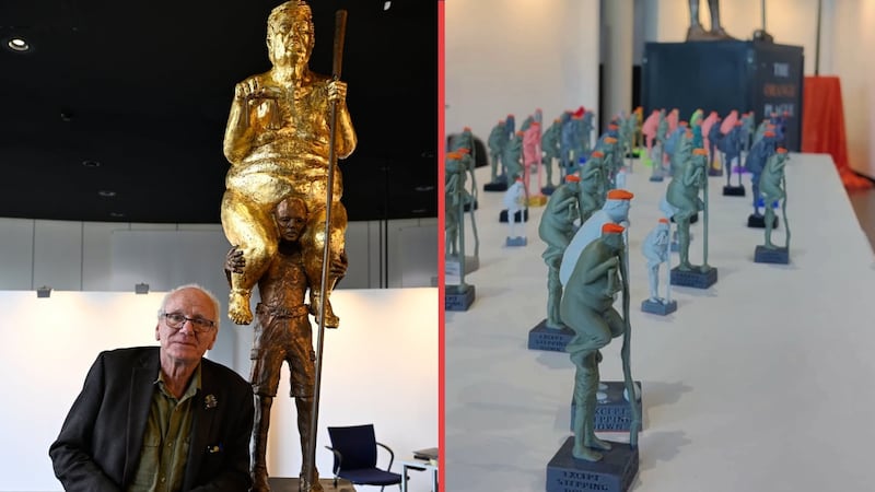 Trump desnudo y bañado en oro, así es la polémica estatua que llegó al Parlamento Europeo