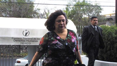 La cónsul ha sido criticada por la forma en que desempeña su trabajo