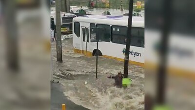 Personas que se resguardaban de la inundación la ayudaron a incorporarse