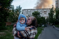 Ataque ruso a Ucrania deja al menos 22 muertos, incluyendo niños sepultados bajo los escombros
