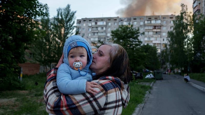 Ataque ruso a Ucrania deja al menos 22 muertos, incluyendo niños sepultados bajo los escombros