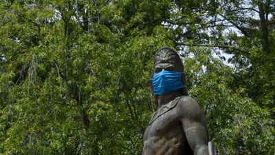 Estatuas de la Alameda Central de Toluca amanecieron con cubrebocas, invitando a no bajar la guardia