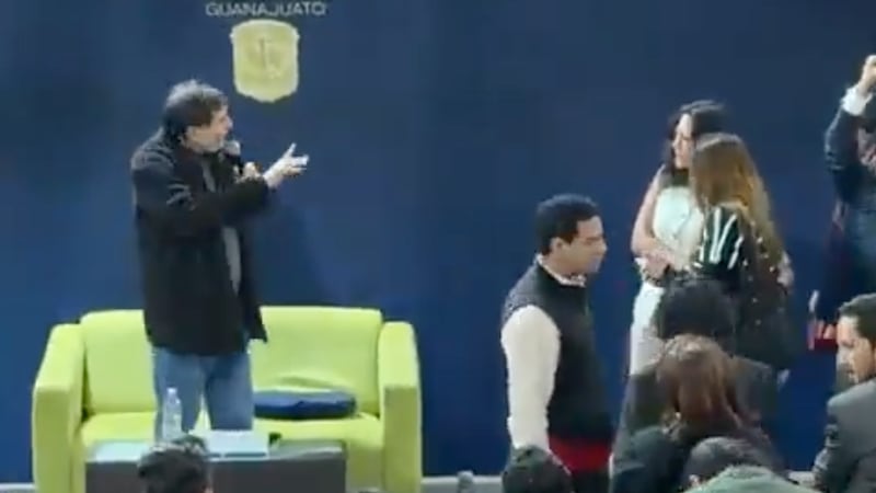 VIDEO: “¡Fuera, fuera!”... universitarios de Guanajuato increpan a Noroña