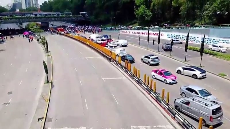 CNTE bloquea ambos sentidos de Circuito Interior a la altura de Paseo de la Reforma