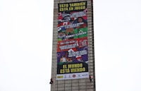 Greenpeace y organizaciones despliegan enorme lona en la Estela de Luz a días del inicio del Mundial