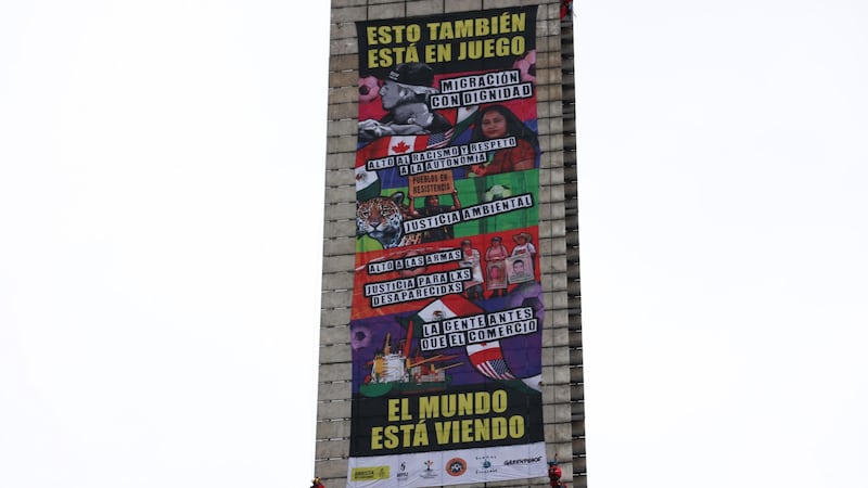 Greenpeace y organizaciones despliegan enorme lona en la Estela de Luz a días del inicio del Mundial