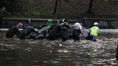 Uno de los vehículos afectados por las lluvias en la Ciudad de México